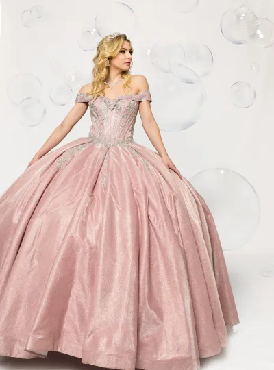 Vestido de 15 años Off Shoulder en tela de glitter  decorado con apliques en plateado y falda corte princesa