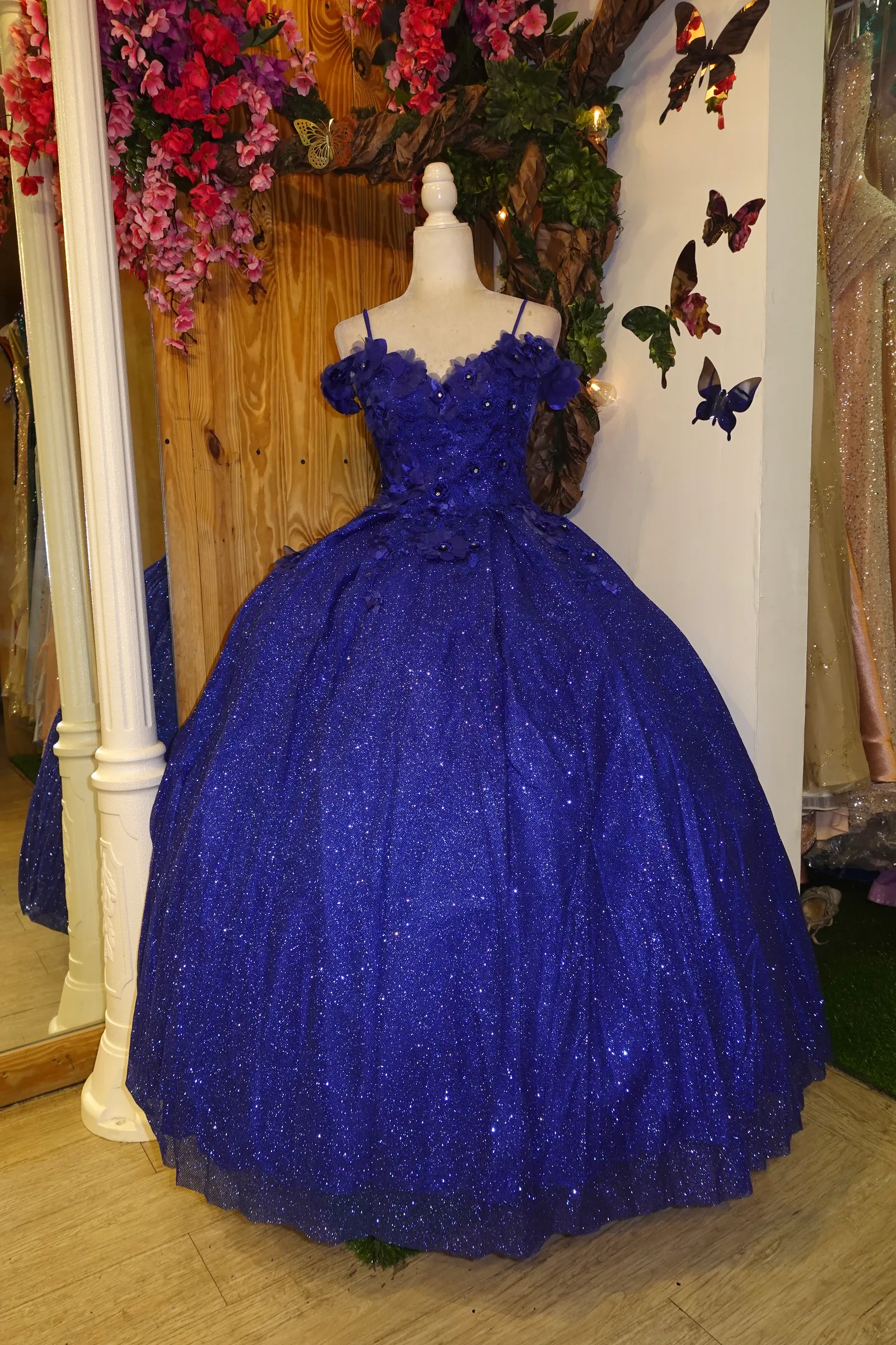 Vestido Petit corte princesa Off Shoulder en tela de Glitter decorado con apliques de Flores en 3D