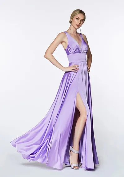 Vestido de Gala en tela de seda color Lavanda escote en V y falda corte A con abertura