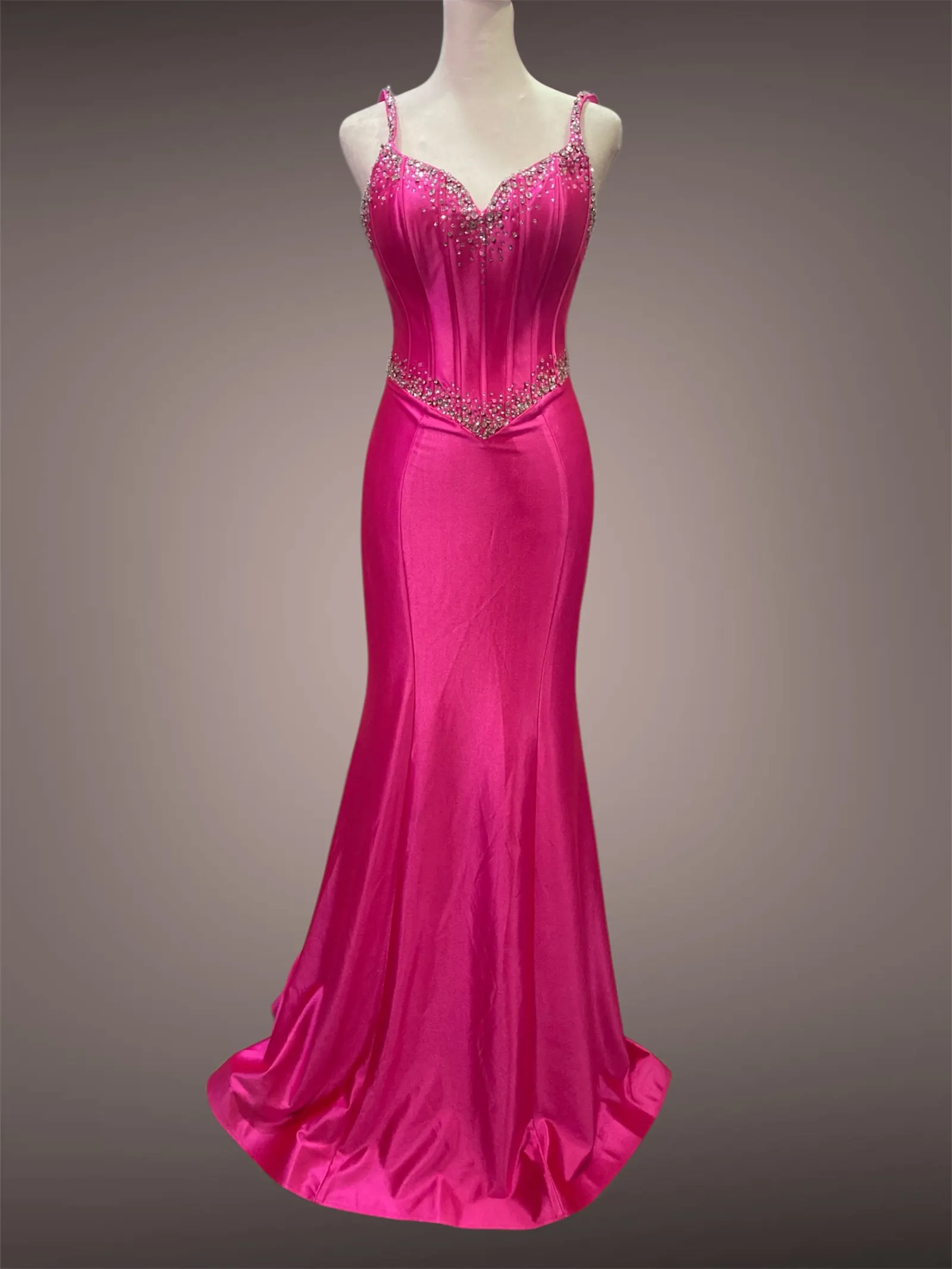 Vestido de Gala de tiras ajustado en tela de seda color Fucsia decorado con pedreria plateada