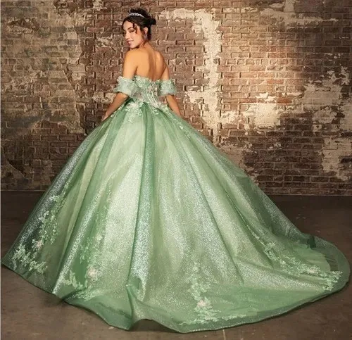 Vestido de 15 años estilo corset con transparencia en tela de Glitter decorado con apliques de flores en 3D y falda corte Princesa
