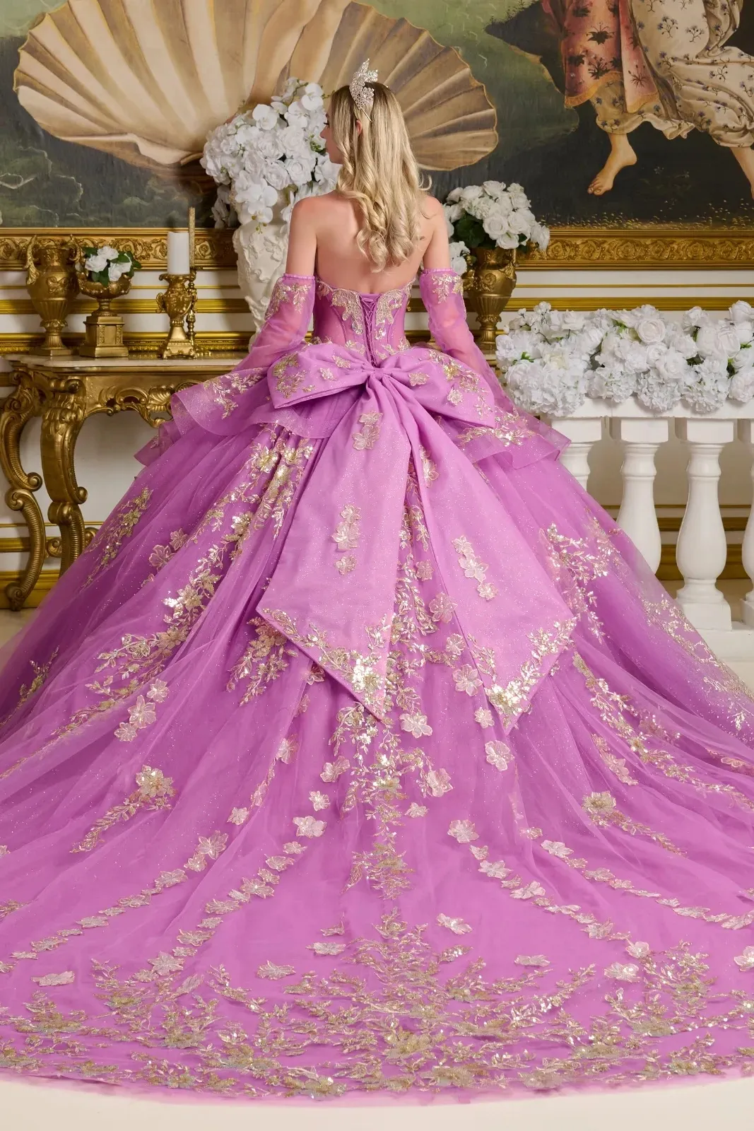 Vestido de 15 años Imperial Strapless con apliques dorados y falda corte Princesa con cola y Lazo