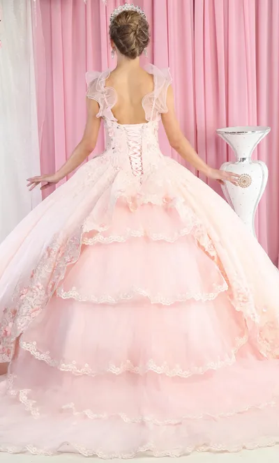 Vestido de 15 años de tiras color Rosado decorado con apliques y perlas, falda corte princesa con cola