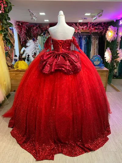 Vestido de 15 años Strapless decorado con pedrería en top en tela de glitter y falda corte princesa con lazo