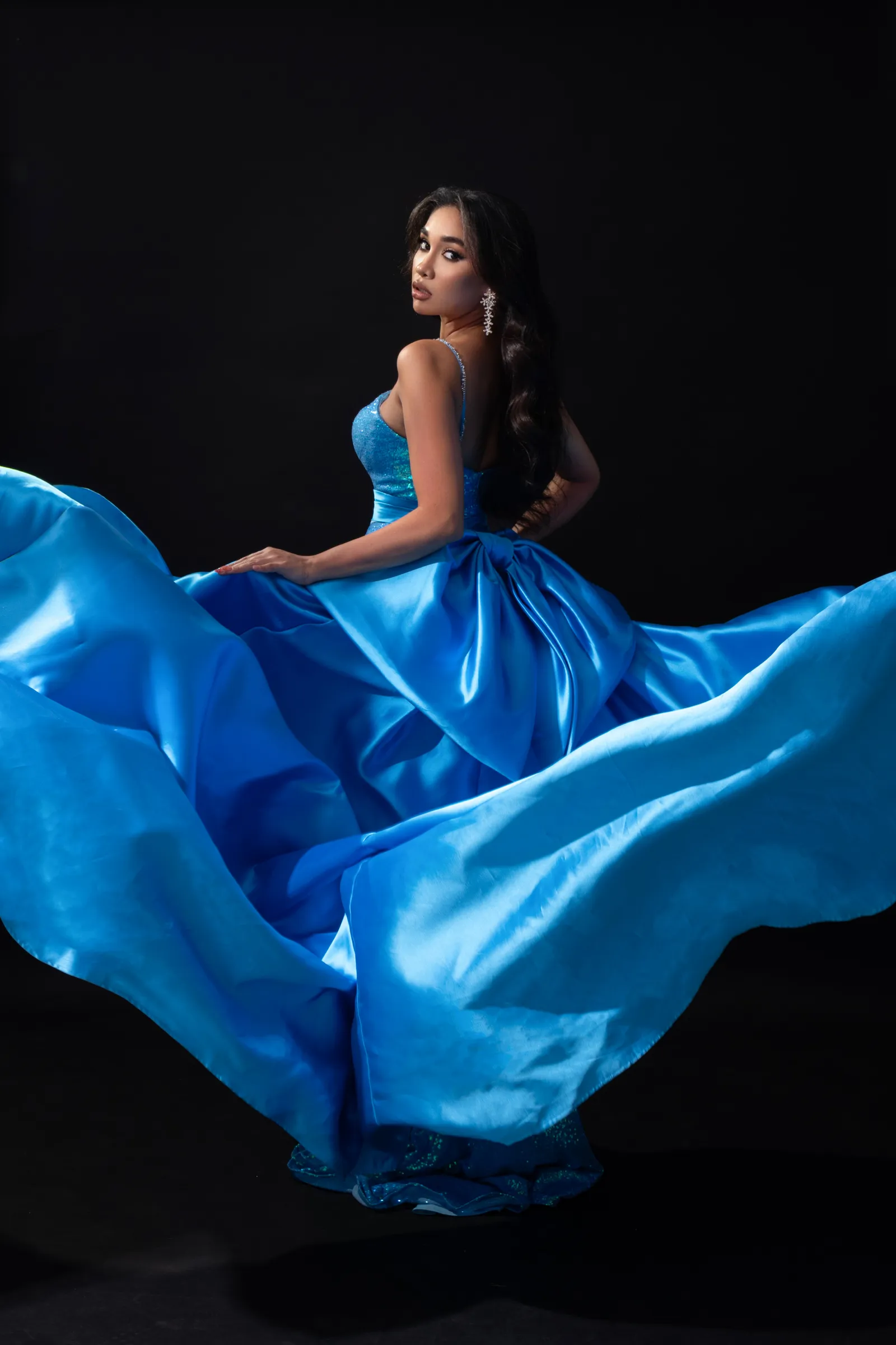 Vestido de Gala escote pronunciado en V en tela de microlentejuelas color Azul decorado con pedreria y falda corte Sirena con cola