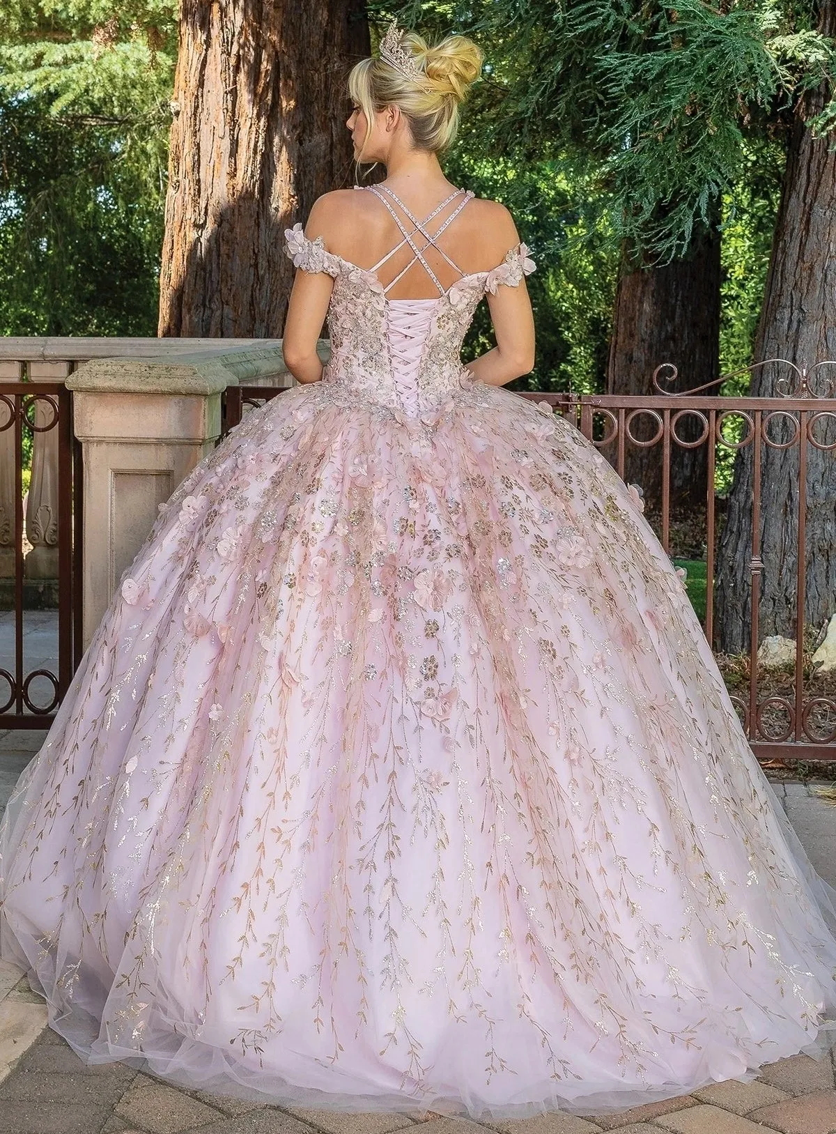 Vestido de 15 años Off Shoulder en tela de Glitter y flores en 3D, falda corte Princesa