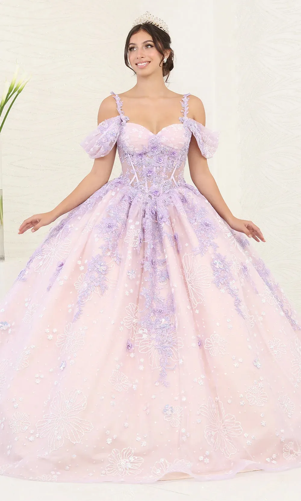 Vestido de 15 años Off Shoulder color Rosado estilo corset con transparencia decorado con apliques de flores color Lila y falda corte princesa