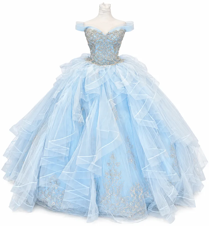 Vestido de gala azul hielo con volantes y brillo intensos