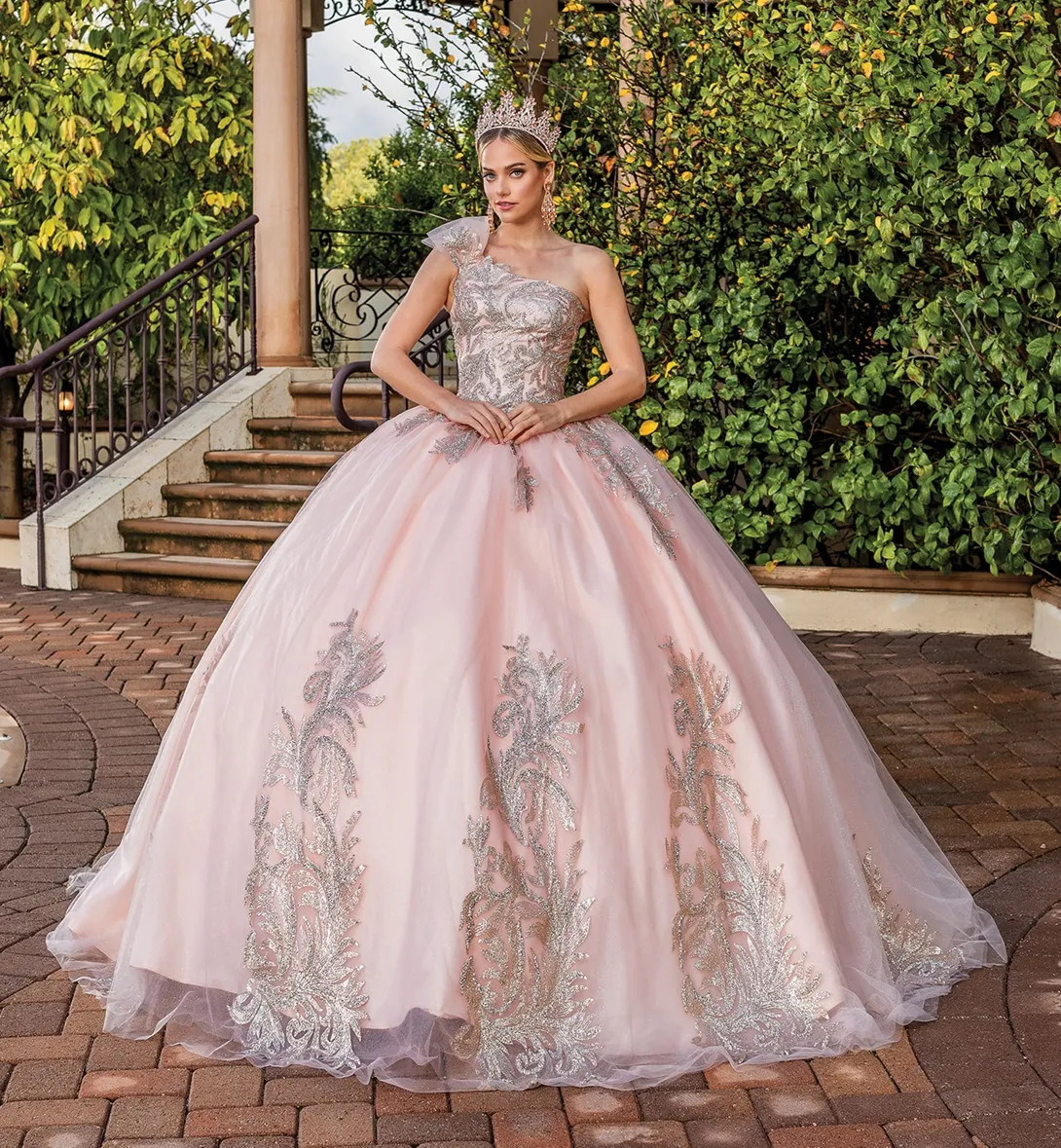 Vestido de 15 años One Shoulder decorado con apliques de Glitter y falda corte Princesa con cola