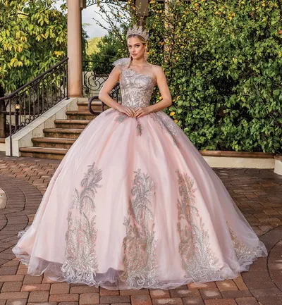 Vestido de 15 años One Shoulder decorado con apliques de Glitter y falda corte Princesa con cola