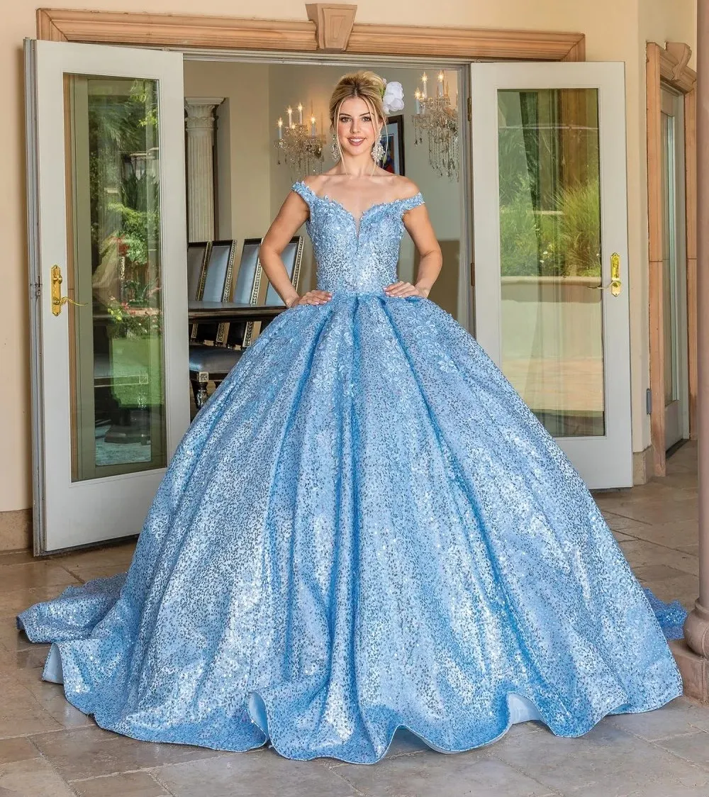 Vestido de 15 años Off Shoulder en tela de lentejuelas decorado con apliques de flores y falda corte Princesa con Cola