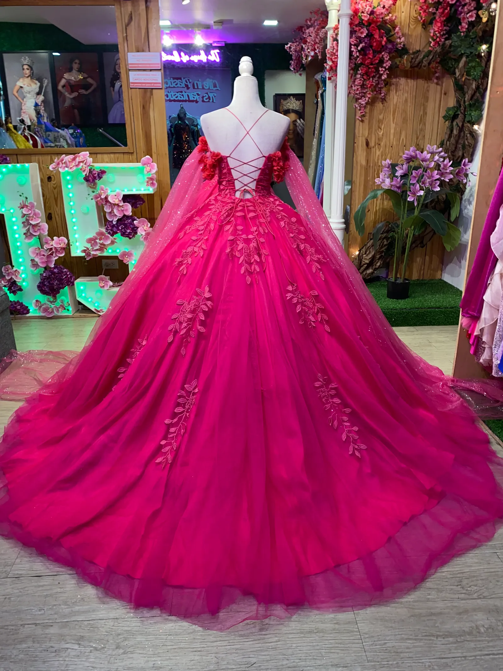 Vestido de 15 años de tiras con capas en mangas, estilo corset decorado con apliques de flores