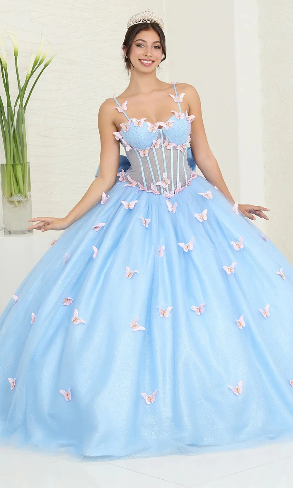Vestido de 15 años de tiras, estilo corset con transparencia decorado con Glitter y apliques de mariposas en 3D