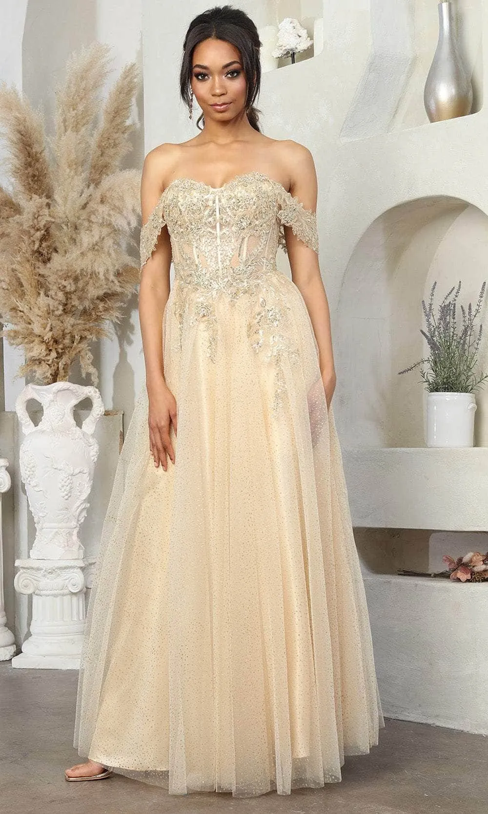 Vestido de Gala Off Shoulder con mangas caidas decorado con pedreria en Top y falda corte A
