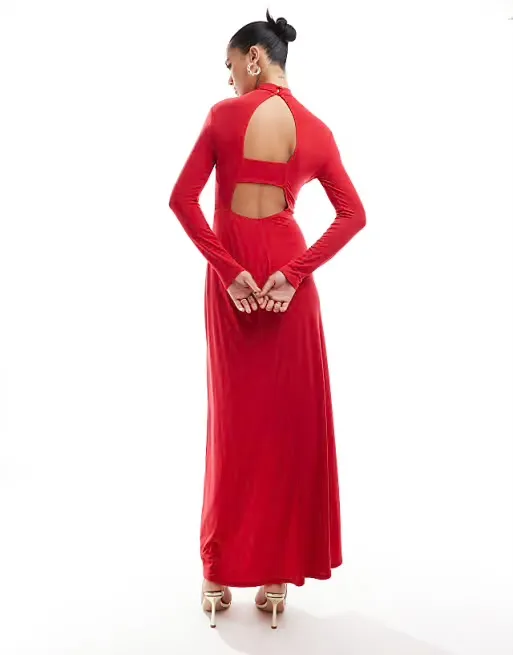 Vestido de Gala color Rojo ajustado de cuello Halter, manga larga y espalda descubierta