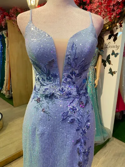 Vestido de Gala en tela de microlentejuelas color Celeste decorado con apliques de flores