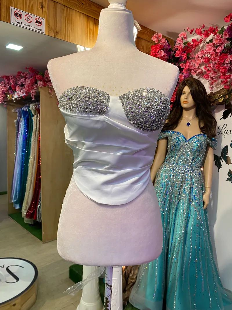 Top drapeado Strapless decorado con pedreria plateada