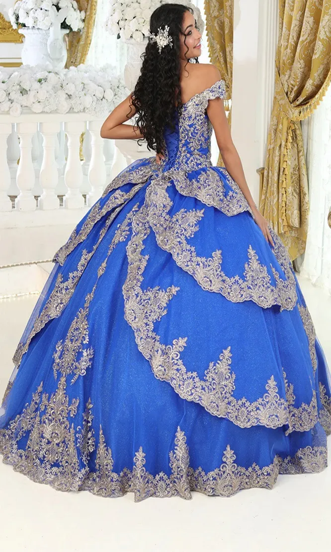 Vestido de 15 años Off Shoulder decorado con apliques dorados y falda corte princesa con capas