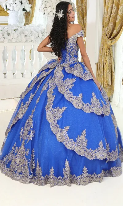 Vestido de 15 años Off Shoulder decorado con apliques dorados y falda corte princesa con capas