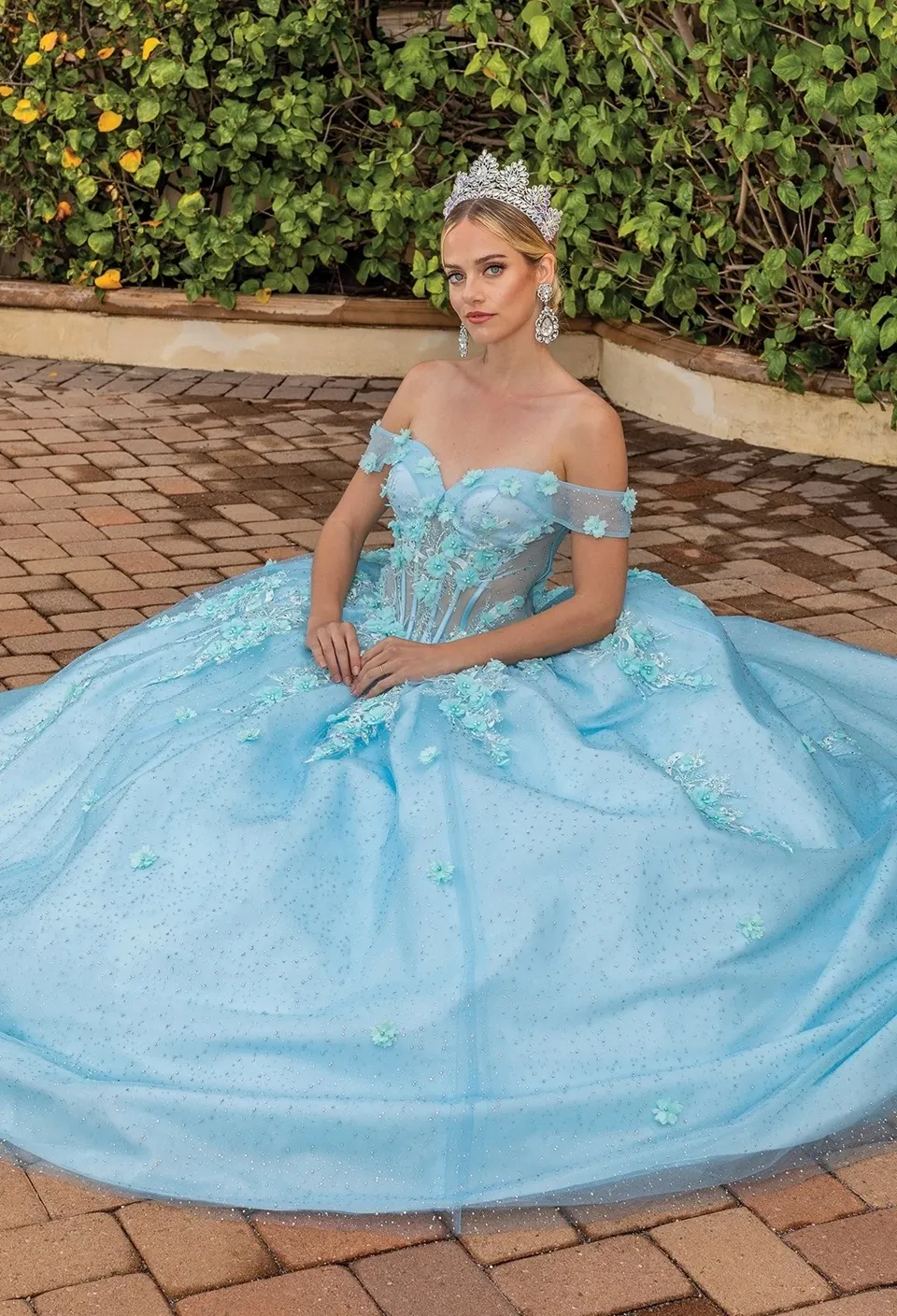 Vestido de 15 años Off Shoulder estilo corset con transparencia decorado con flores en 3D y falda corte Princesa con cola