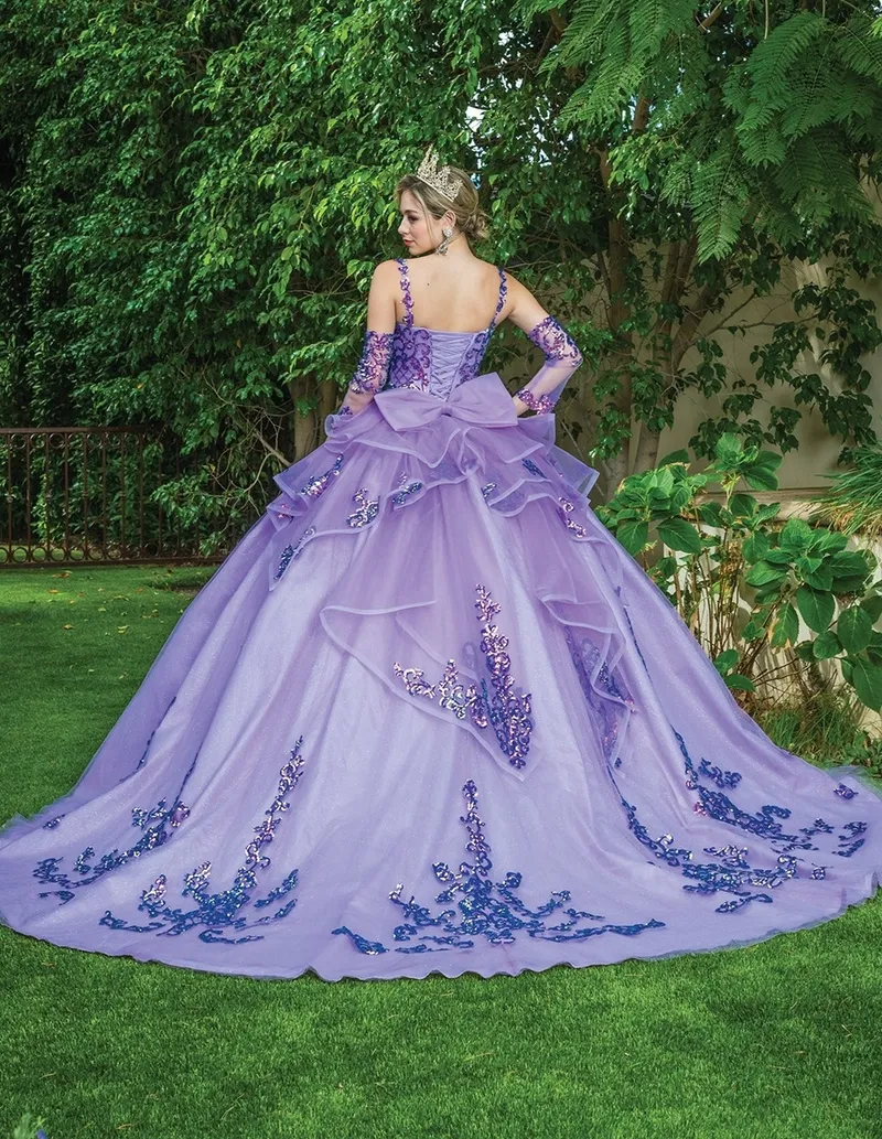 Vestido de 15 años decorado con apliques de lentejuelas y falda corte Princesa con cola y lazo