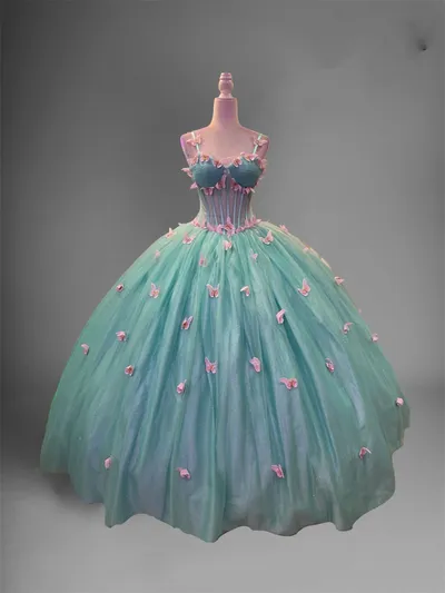 Vestido de 15 años de tiras, estilo corset con transparencia decorado con Glitter y apliques de mariposas en 3D