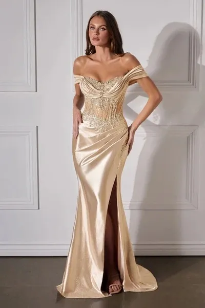 Vestido de Gala Off Shoulder decorado con pedrería, estilo corsé y falda con abertura lateral