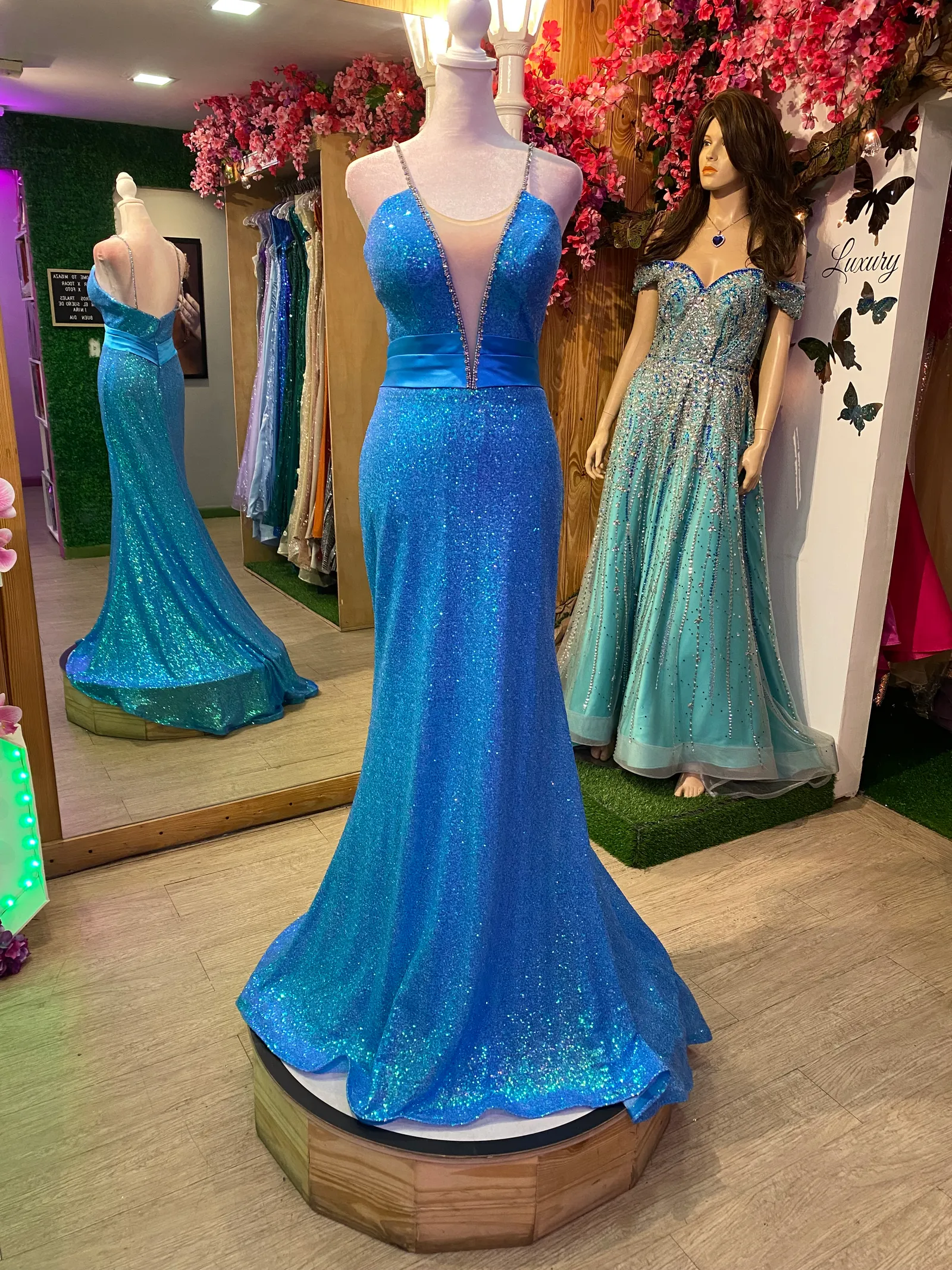 Vestido de Gala escote pronunciado en V en tela de microlentejuelas color Azul decorado con pedreria y falda corte Sirena con cola