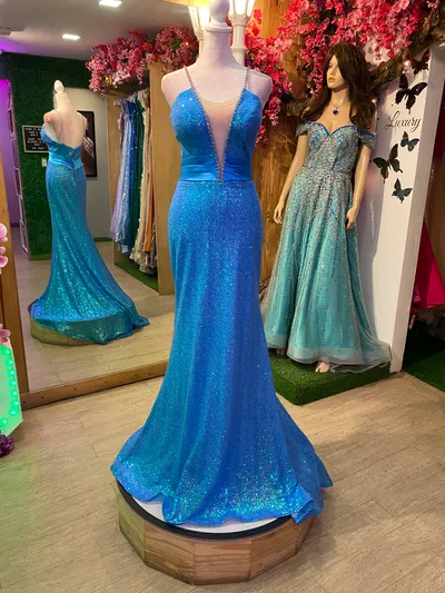 Vestido de Gala escote pronunciado en V en tela de microlentejuelas color Azul decorado con pedreria y falda corte Sirena con cola