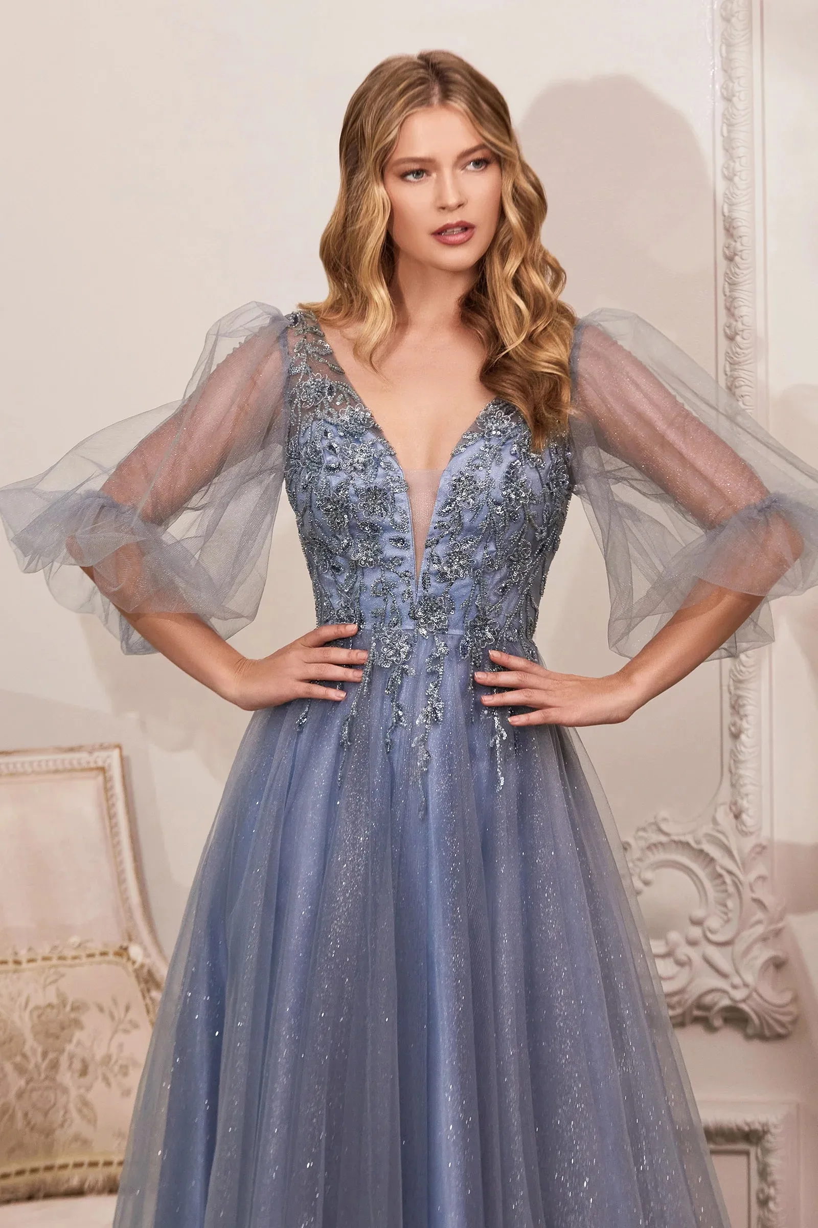 Vestido de Gala color Rosado decorado con Glitter y Pedreria en top mangas abullonadas y falda corte A