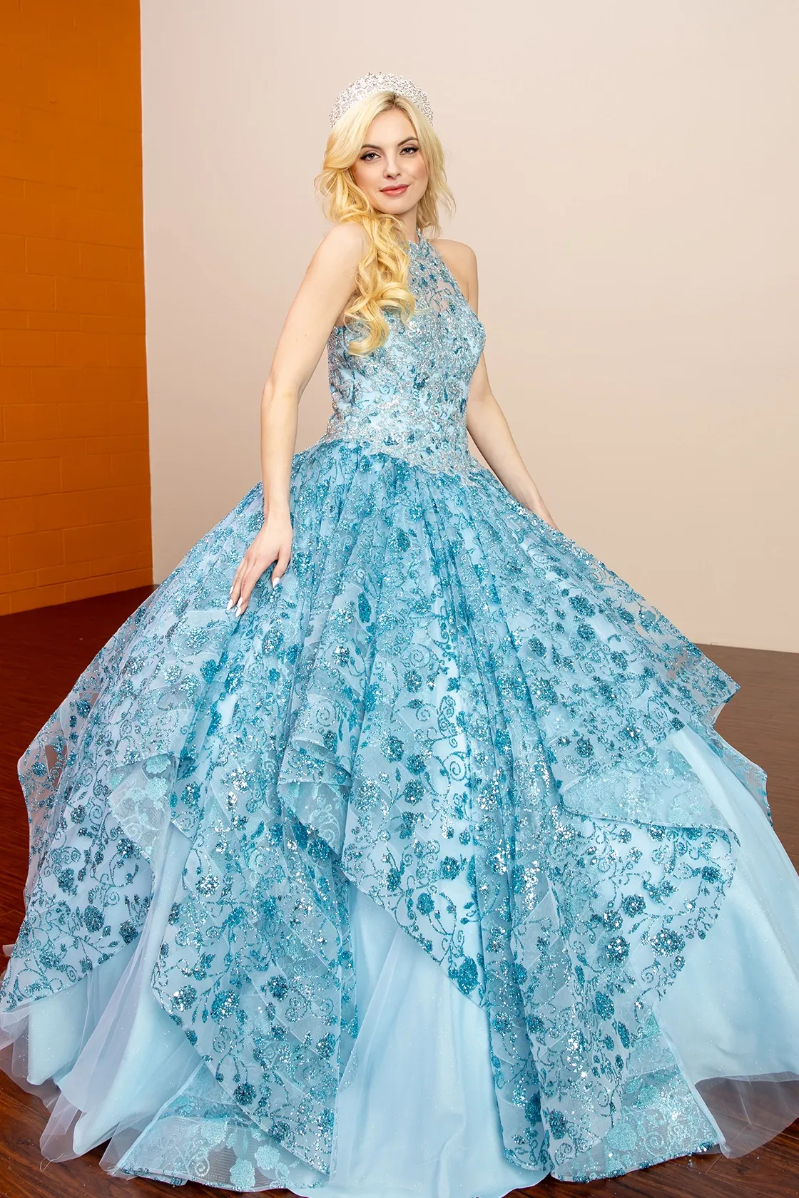 Vestido de 15 años cuello Halter corte Princesa decorado con apliques en Top y capa de Glitter en falda