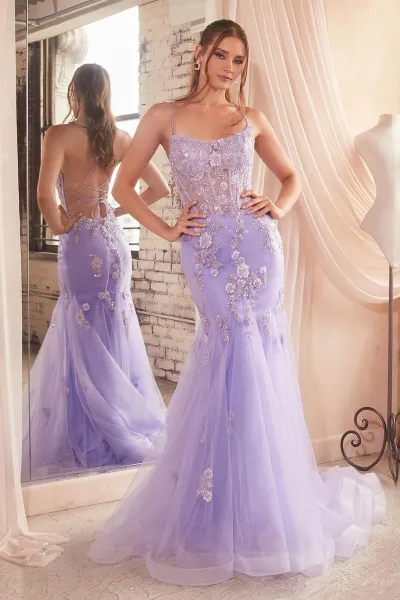 Vestido de Gala de tiras, estilo corsé con transparencia decorado con apliques de flores en pedrería y falda corte Sirena