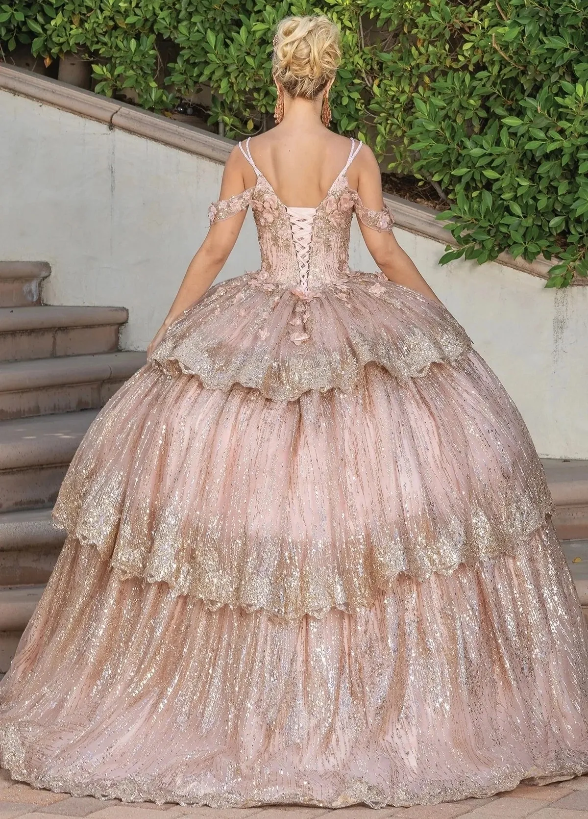 Vestido de 15 años con mangas desmontables y falda de capas decorada con Glitter