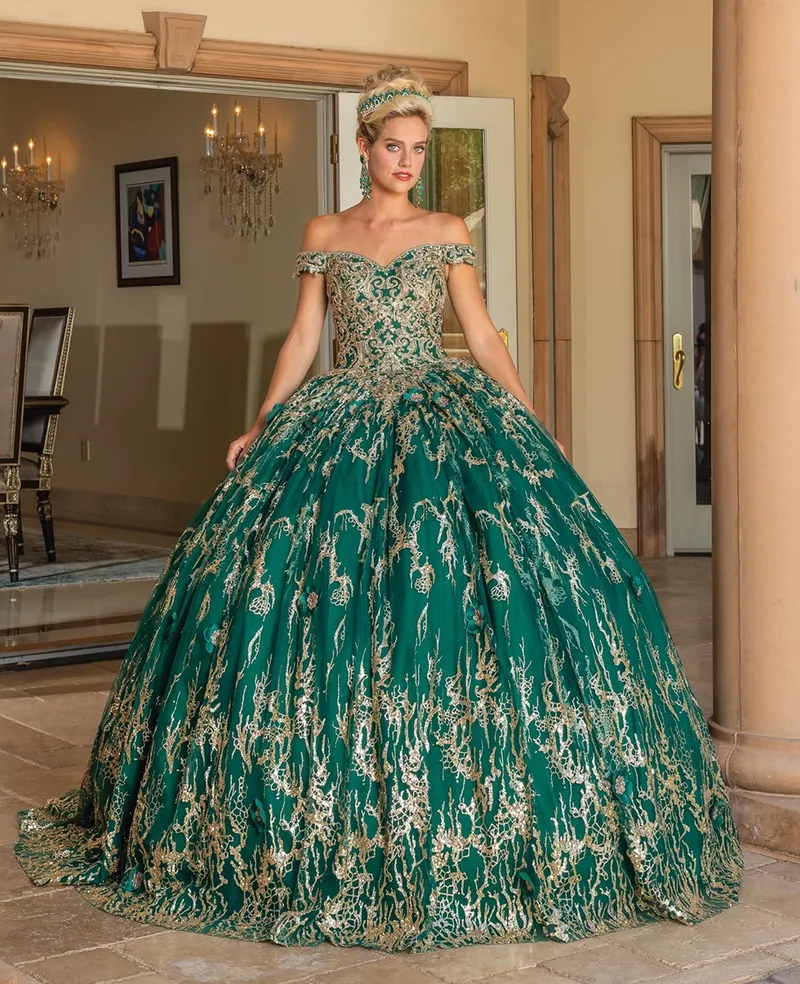 Vestido de 15 años Off Shoulder con decoraciones de Glitter en Dorado y Pedreria en Top, falda corte Princesa