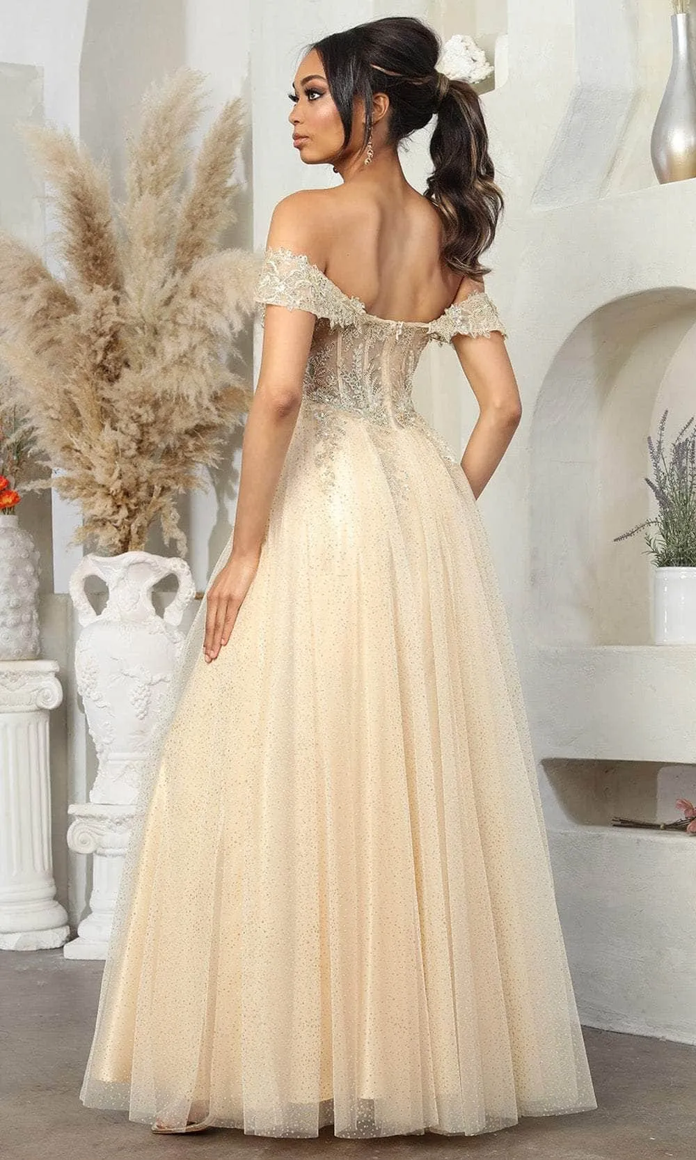 Vestido de Gala Off Shoulder con mangas caidas decorado con pedreria en Top y falda corte A