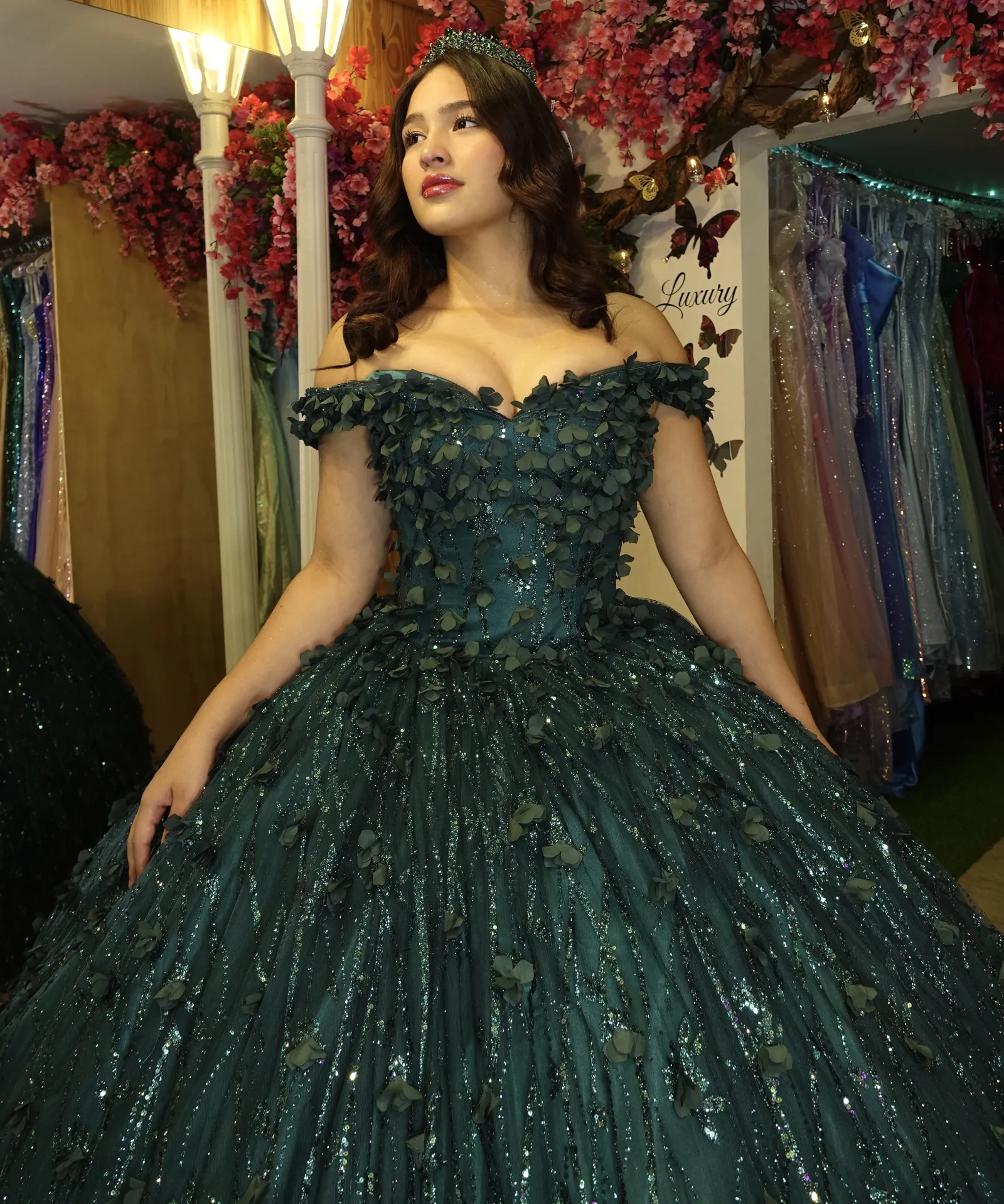 Vestido de 15 años Off Shoulder estilo corset decorado con flores en 3D y decoraciones en glitter falda corte princesa con cola