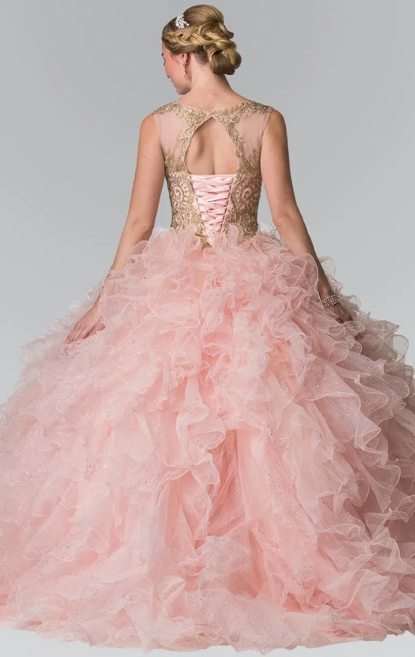 Vestido de 15 años cuello Halter espalda descubierta estilo corset decorado con apliques dorados en top y falda corte princesa con volantes