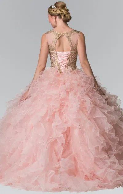 Vestido de 15 años cuello Halter espalda descubierta estilo corset decorado con apliques dorados en top y falda corte princesa con volantes