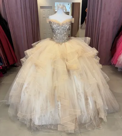 Vestido de 15 años Off Shoulder decorado con apliques y cristales en Top y falda corte Princesa de flecos
