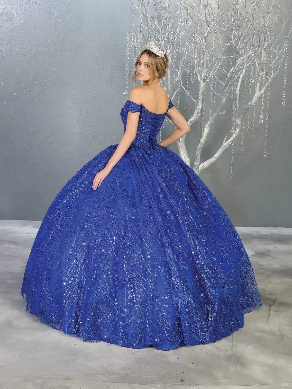 Vestido de 15 años Off Shoulder decorado con apliques en Top y Glitter, falda corte Princesa