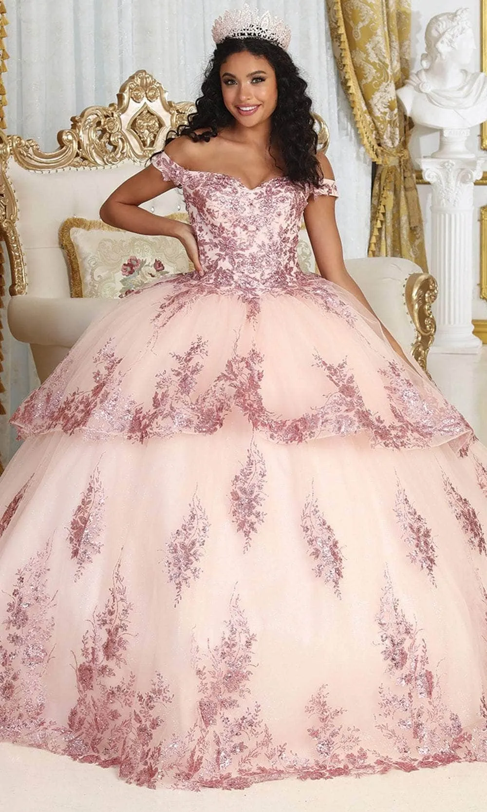 Vestido de 15 años Off Shoulder decorado con apliques y falda corte Princesa