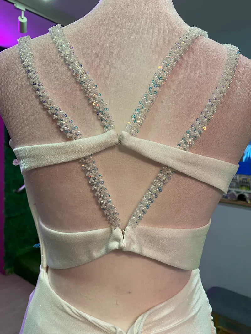 Vestido de Novia Strapless estilo corset color Blanco drapeado decorado con apliques con microlentejuelas de tornasol
