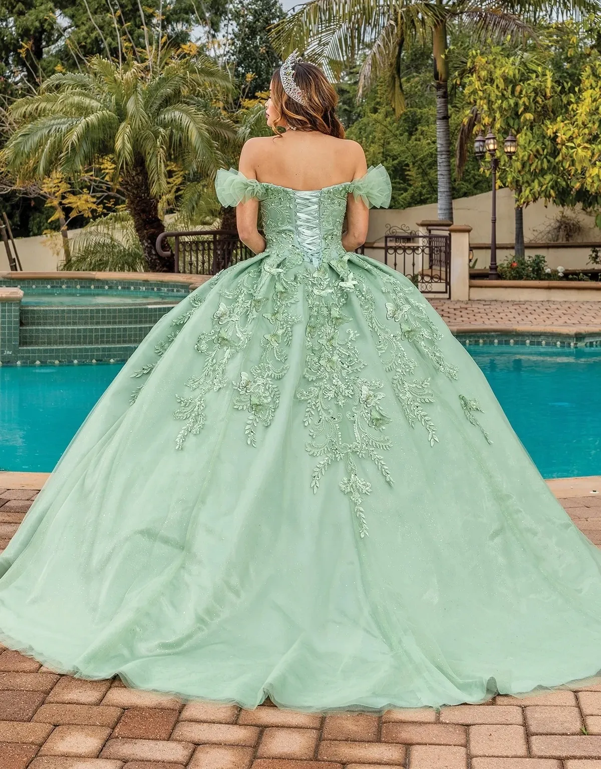 Vestido de 15 años Off Shoulder decorado con flores en Top y falda corte Princesa