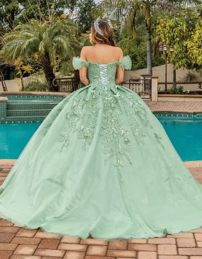 Vestido de 15 años Off Shoulder decorado con flores en Top y falda corte Princesa
