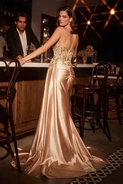 Vestido de Gala Strapless estilo corset decorado con apliques y pedrería en Top y falda con abertura y cola lateral