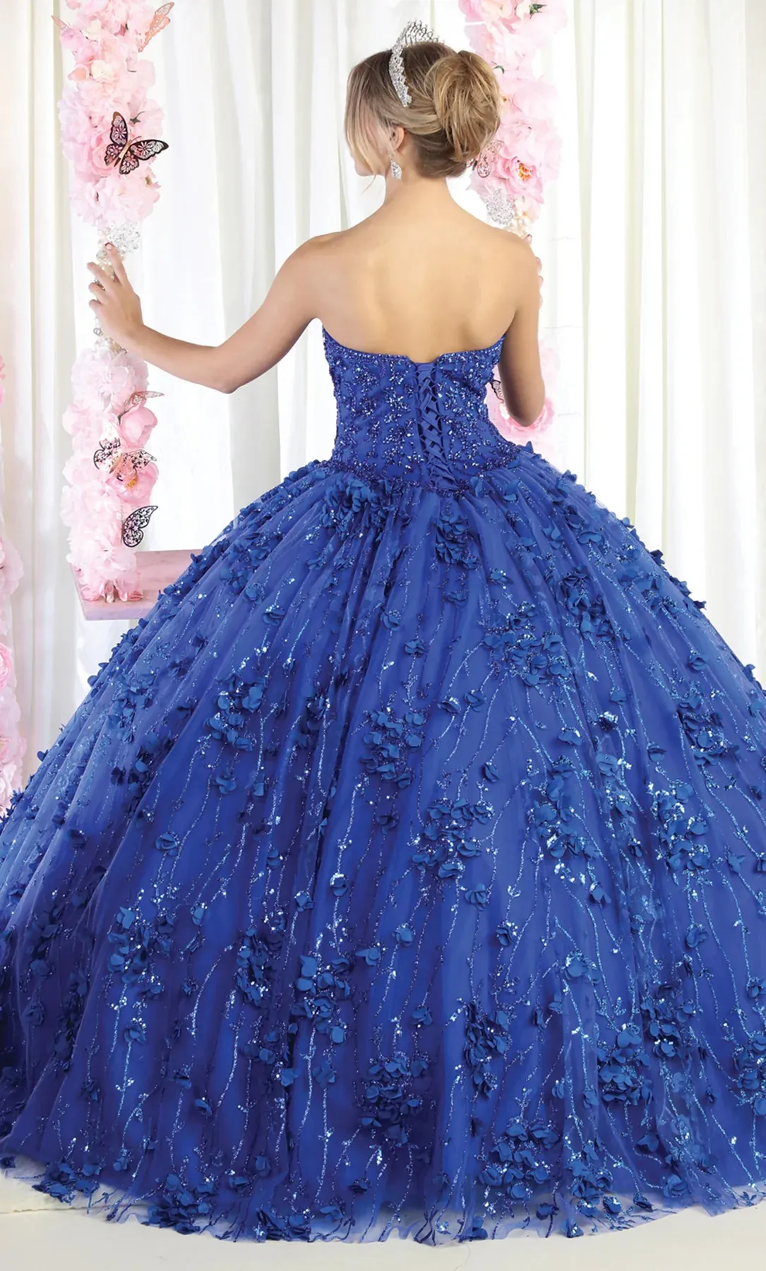 Vestido de 15 años Strapless decorado con pedreria en Top, Glitter y flores en 3D, falda corte princesa