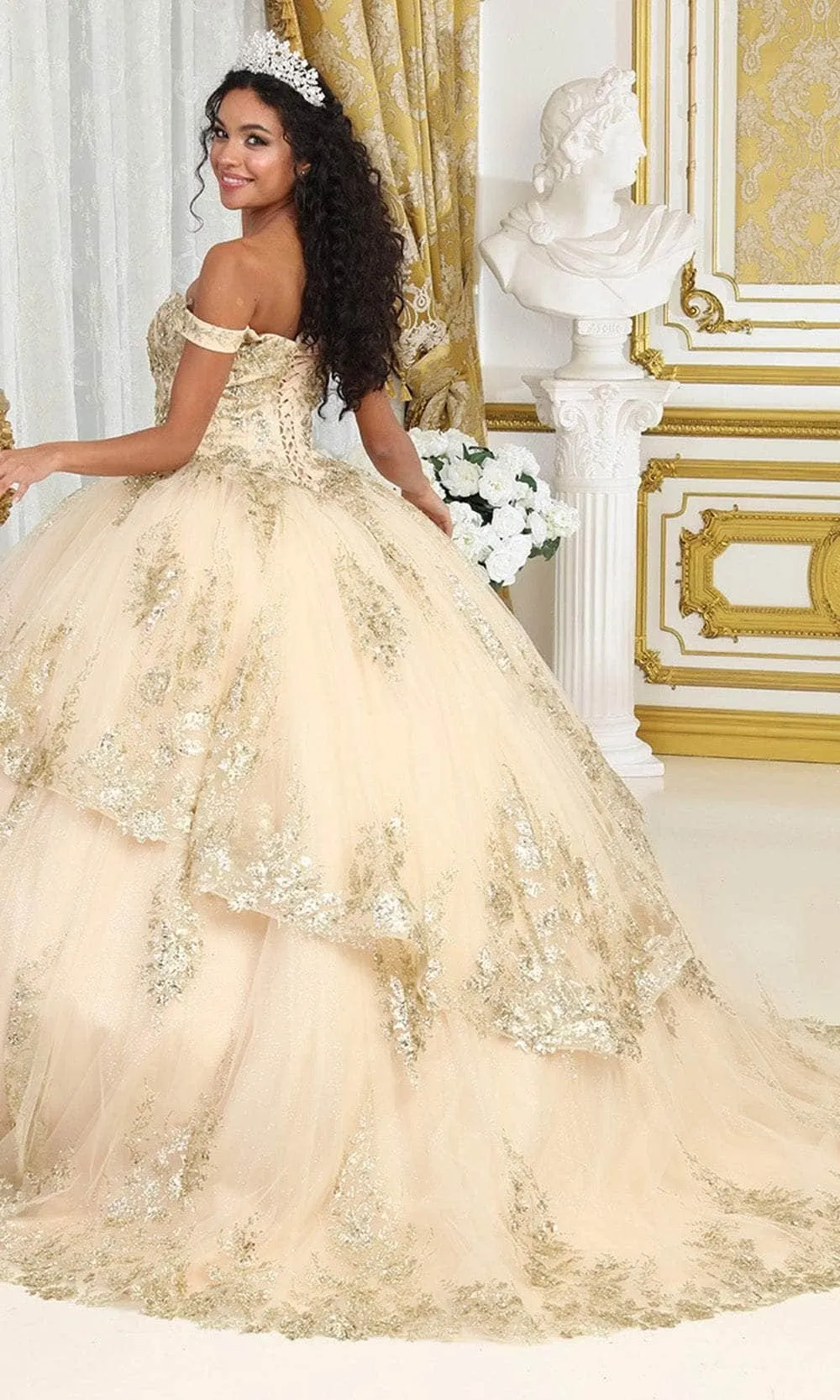 Vestido de 15 años Off Shoulder decorado con apliques y falda corte Princesa