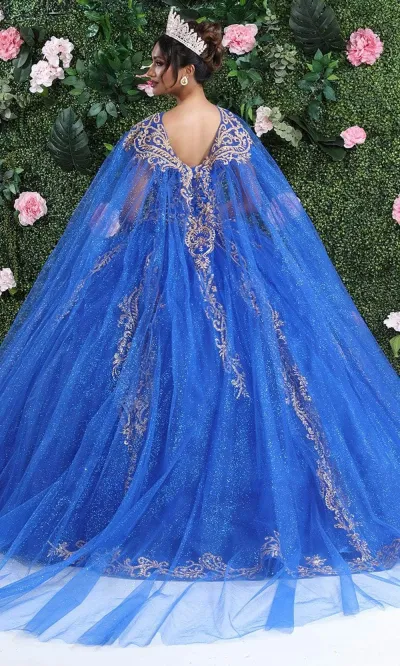 Vestido de 15 años Strapless decorado con apliques dorados y capa, falda corte Princesa