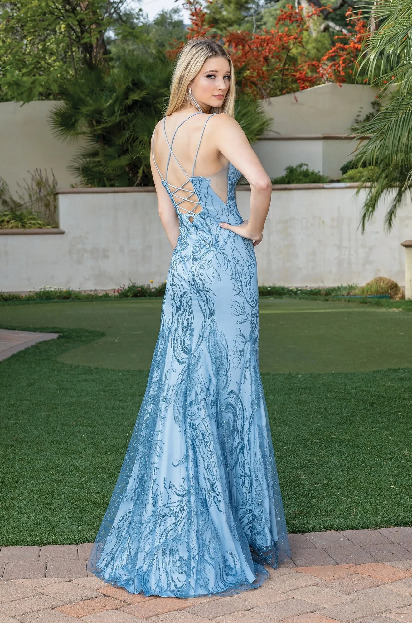 Vestido de Gala de tiras con decoraciones de Glitter, corset ajustable y falda con abertura lateral