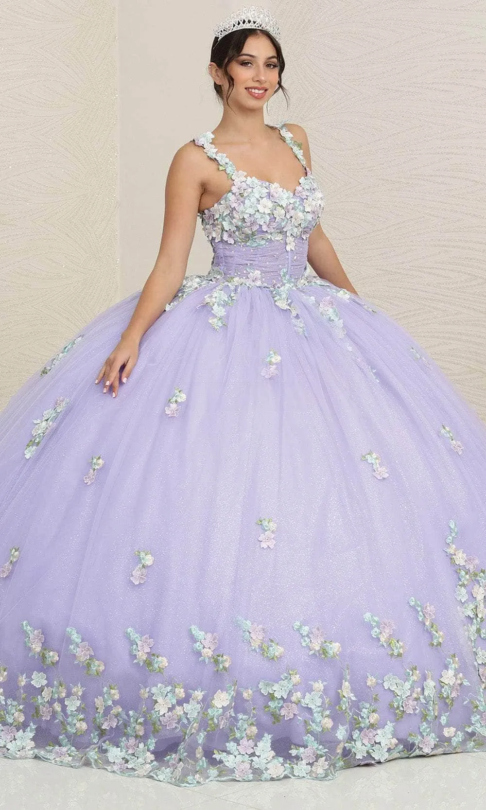 Vestido de 15 años decorado con apliques de flores en 3D y falda corte Princesa con Lazo